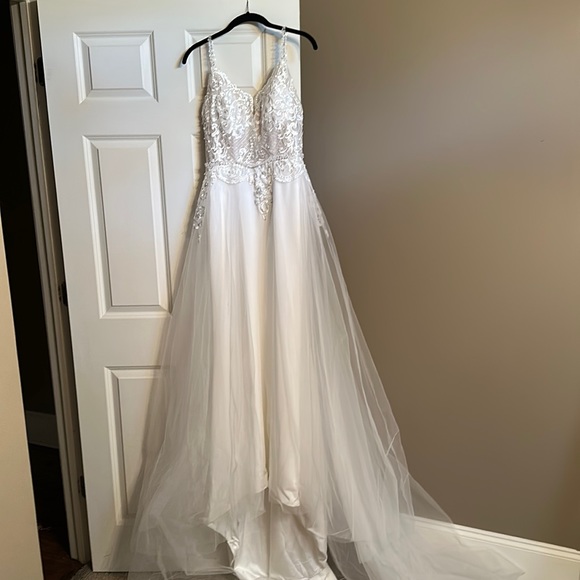 Wedding Dress: NEVER WORN, Trumpet/Mermaid, Size 2 - Picture 1 of 5
